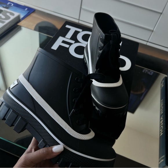 GIVENCHY BLACK GLASTON FLAT LACE-UP LEATHER ANKLE BOOTS - Picture 4 of 8